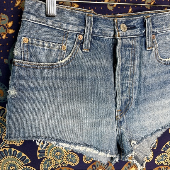 Levi’s 501 high waisted jean shorts - Picture 3 of 10